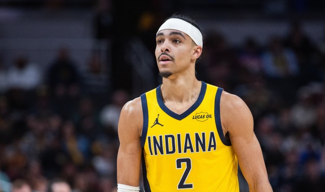 开云体育APP-差点晃倒！内姆哈德撤步晃出普理查德两米远命中三分球